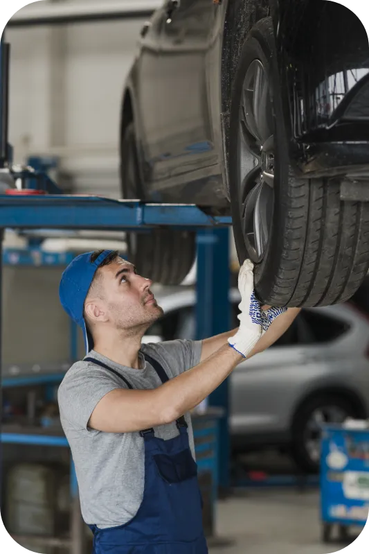 Técnico automotriz inspeccionando un vehículo